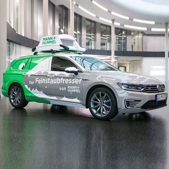 Mann+Hummel startet im Zuge seiner Forschungsaktivitäten auf dem Gebiet der Feinstaubbelastung mit dem Feldtest eines Versuchsfahrzeuges, das mit drei Anwendungen ausgestattet ist. Mann+Hummel startet im Zuge seiner Forschungsaktivitäten auf dem Gebiet der Feinstaubbelastung mit dem Feldtest eines Versuchsfahrzeuges, das mit drei Anwendungen ausgestattet ist.