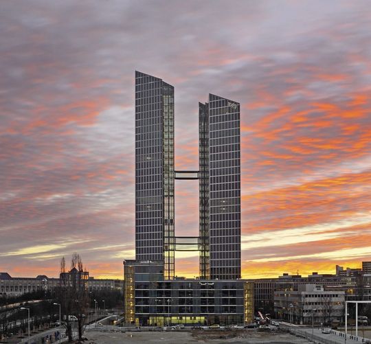 Die Highlight Towers in München: Das markante Hochhaus-Paar beherbergt das weltweite Hauptquartier für die IBM-Geschäftseinheit Watson IoT. Die Highlight Towers in München: Das markante Hochhaus-Paar beherbergt das weltweite Hauptquartier für die IBM-Geschäftseinheit Watson IoT.