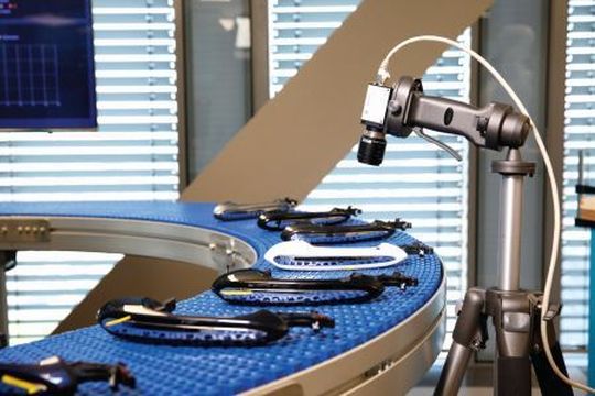 Anwendungsbeispiel visuelle Inspektion: Das Watson-System wird darauf trainiert, Gutteile und fehlerhafte Werkstücke optisch auseinanderhalten zu können.