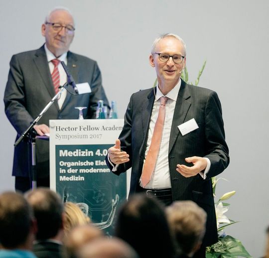 „Organische Halbleiter ermöglichen eine neue Klasse von elektronischen Bauelementen, die flexibel, leichtgewichtig, preiswert und umweltverträglich sind“, Prof. Dr. Karl Leo, IAPP an der TU Dresden. „Organische Halbleiter ermöglichen eine neue Klasse von elektronischen Bauelementen, die flexibel, leichtgewichtig, preiswert und umweltverträglich sind“, Prof. Dr. Karl Leo, IAPP an der TU Dresden.