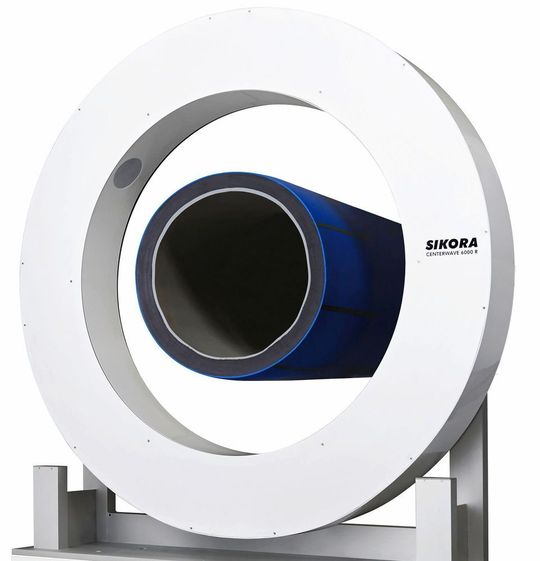 Der Centerwave 6000 ist am Fakuma-Stand von Sikora einer der Publikumsmagneten. Mit seiner Millimeterwellen-Technik können laut Hersteller Großrohre schon während diese extrudiert werden, in Bezug auf die wichtigsten Qualitätskenngrößen hin vermessen werden. Der Centerwave 6000 ist am Fakuma-Stand von Sikora einer der Publikumsmagneten. Mit seiner Millimeterwellen-Technik können laut Hersteller Großrohre schon während diese extrudiert werden, in Bezug auf die wichtigsten Qualitätskenngrößen hin vermessen werden.