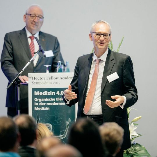 „Organische Halbleiter ermöglichen eine neue Klasse von elektronischen Bauelementen, die flexibel, leichtgewichtig, preiswert und umweltverträglich sind“, Prof. Dr. Karl Leo, IAPP an der TU Dresden. „Organische Halbleiter ermöglichen eine neue Klasse von elektronischen Bauelementen, die flexibel, leichtgewichtig, preiswert und umweltverträglich sind“, Prof. Dr. Karl Leo, IAPP an der TU Dresden.