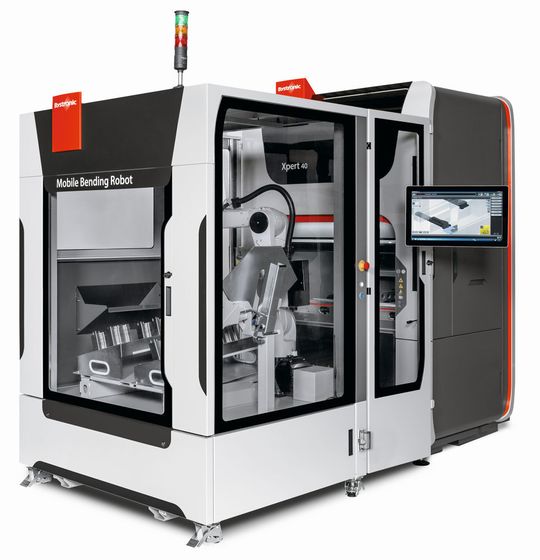 Angedockt: Die „Mobile Bending Cell“ ermöglicht die Automatisierung einer konventionellen Abkantpresse. Dabei kommt Funktechnologie zum Einsatz. Angedockt: Die „Mobile Bending Cell“ ermöglicht die Automatisierung einer konventionellen Abkantpresse. Dabei kommt Funktechnologie zum Einsatz.