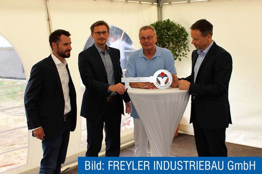 v.l.: Herr Pape von Industriebau Freyler übergibt offiziell die Schlüssel für das neue Werk an die FSG-Geschäftsführer Christian, Klaus-Dieter und Carsten Schulz. v.l.: Herr Pape von Industriebau Freyler übergibt offiziell die Schlüssel für das neue Werk an die FSG-Geschäftsführer Christian, Klaus-Dieter und Carsten Schulz.