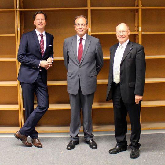 PD Dr. Christian Growitsch, Prof. Dr. Ulrich Blum und Prof. Dr. Manfred Füting (von links) werden die Regale ihres neuen Arbeitsplatzes bald mit Publikationen zur Werkstoffökonomik füllen. PD Dr. Christian Growitsch, Prof. Dr. Ulrich Blum und Prof. Dr. Manfred Füting (von links) werden die Regale ihres neuen Arbeitsplatzes bald mit Publikationen zur Werkstoffökonomik füllen.