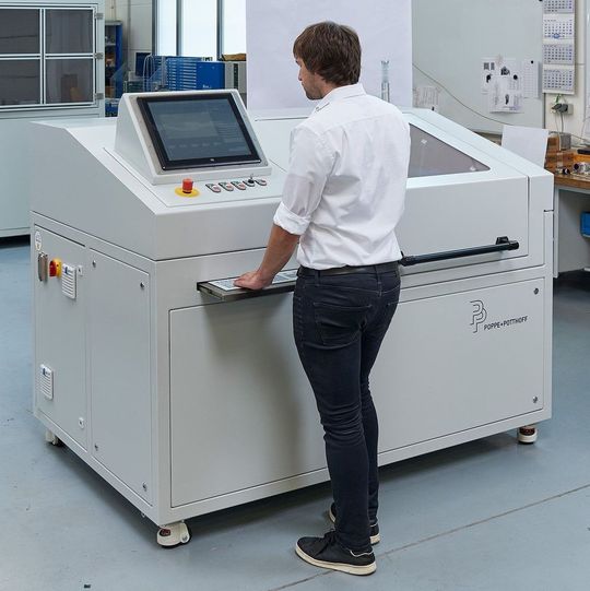 Poppe + Potthoff legen einen Fakuma-Schwerpunkt auf diesen Berstdruck-Prüfstand für Kunststoffkomponenten, der sich durch sein schnelle Arbeitsweise auszeichnen soll. Poppe + Potthoff legen einen Fakuma-Schwerpunkt auf diesen Berstdruck-Prüfstand für Kunststoffkomponenten, der sich durch sein schnelle Arbeitsweise auszeichnen soll.