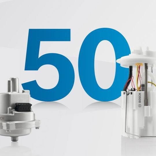 Mit dem Modell für die D-Jetronic (li.) startet Bosch vor 50 Jahren die Produktion von Kraftstoffpumpen.