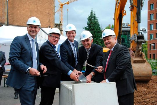 Grundstein fachmännisch verlegt: (v.re.) Präsident Jürgen Karpinski, stellv. Präsident Michael Kraft, Geschäftsführer Joachim Kuhn (alle Kfz-Gewerbe Hessen), Stadtrat Detlev Brendel und Roger Seidl, Sprecher Kfz-Gewerbe Hessen.