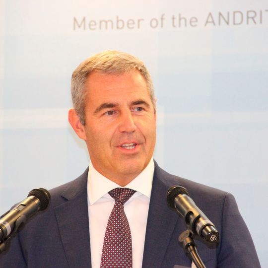 „Wir als Wirtschaftsunternehmen fühlen uns in Göppingen und Baden-Württemberg überaus wertgeschätzt“, sagte der Schuler-Vorstandsvorsitzende Stefan Klebert bei der Einweihung des Schuler Innovation Tower. „Wir als Wirtschaftsunternehmen fühlen uns in Göppingen und Baden-Württemberg überaus wertgeschätzt“, sagte der Schuler-Vorstandsvorsitzende Stefan Klebert bei der Einweihung des Schuler Innovation Tower.