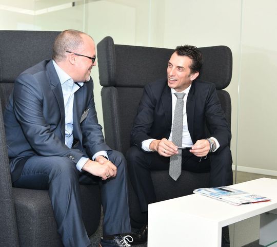 Waldner-Laboreinrichtungen-Geschäftsführer Joerg Hoffmann (r.) im Gespräch mit LP-Chefredakteur Marc Platthaus Waldner-Laboreinrichtungen-Geschäftsführer Joerg Hoffmann (r.) im Gespräch mit LP-Chefredakteur Marc Platthaus