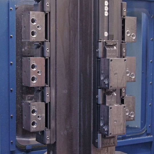 Um häufig wechselnde, unterschiedliche Bauteile in kleinen Serien wirtschaftlich zu fertigen, benötigen Fertigungsbetriebe ein flexibles, modulares Werkstückspannsystem. Um häufig wechselnde, unterschiedliche Bauteile in kleinen Serien wirtschaftlich zu fertigen, benötigen Fertigungsbetriebe ein flexibles, modulares Werkstückspannsystem.
