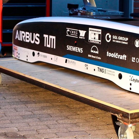 Die Studenten des Warr-Hyperloop-Teams haben einen neuen Prototypen aus carbonfaserverstärktem Kunststoff (CFK) entwickelt und wurden bei diesem Vorhaben mit Carbonfaser-Materialien der SGL Group unterstützt. Die Studenten des Warr-Hyperloop-Teams haben einen neuen Prototypen aus carbonfaserverstärktem Kunststoff (CFK) entwickelt und wurden bei diesem Vorhaben mit Carbonfaser-Materialien der SGL Group unterstützt.