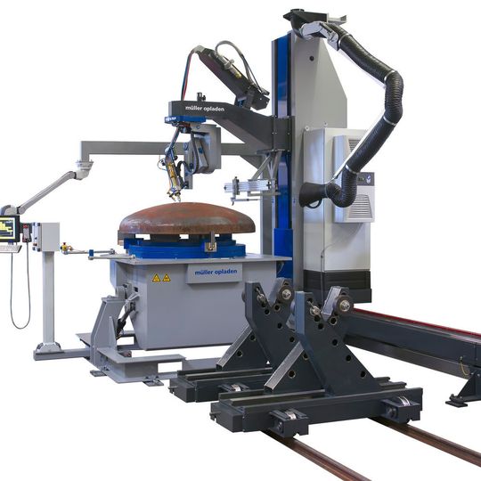 Zum Schneiden von Rohren und Behältern steht das selbstzentrierende 3-Backen-Spannfutter in vertikaler Position. Für das Schneiden der Klöpperböden kippt das Spannfutter hydraulisch in die horizontale Position. Zum Schneiden von Rohren und Behältern steht das selbstzentrierende 3-Backen-Spannfutter in vertikaler Position. Für das Schneiden der Klöpperböden kippt das Spannfutter hydraulisch in die horizontale Position.