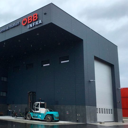 Für die Servicehalle der Österreichischen Bundesbahn lieferte Efaflex das größte Tor seiner Firmengeschichte. Für die Servicehalle der Österreichischen Bundesbahn lieferte Efaflex das größte Tor seiner Firmengeschichte.