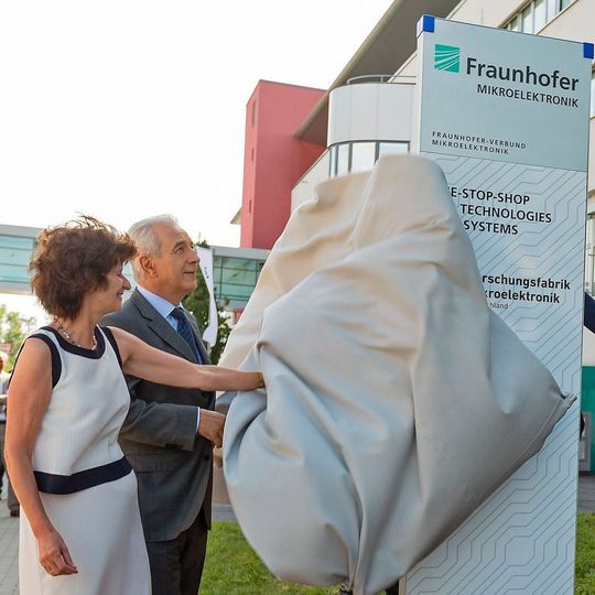 Dr. Eva-Maria Stange, sächsische Wissenschaftsministerin und Stanislaw Tillich, Ministerpräsident des Freistaates Sachsen bei der symbolischen Enthüllung der Eingangsstele am Fraunhofer-Institut für Photonische Mikrosysteme in Dresden anlässlich der Aufnahme der Arbeit der sächsischen Beteiligten an der Forschungsfabrik Mikroelektronik Deutschland. Dr. Eva-Maria Stange, sächsische Wissenschaftsministerin und Stanislaw Tillich, Ministerpräsident des Freistaates Sachsen bei der symbolischen Enthüllung der Eingangsstele am Fraunhofer-Institut für Photonische Mikrosysteme in Dresden anlässlich der Aufnahme der Arbeit der sächsischen Beteiligten an der Forschungsfabrik Mikroelektronik Deutschland.