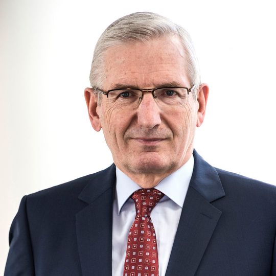 Prof. Dr. Alfred Gossner legt sein Amt im Vorstand der Fraunhofer-Gesellschaft zum Ende des Jahres nieder. Er war 15 Jahre lang für die Bereiche Finanzen, Controlling und IT verantwortlich und begründet seine Entscheidung mit dem persönlichen Wunsch, seine beruflichen Aufgaben insgesamt zu reduzieren und neu zu strukturieren. Prof. Dr. Alfred Gossner legt sein Amt im Vorstand der Fraunhofer-Gesellschaft zum Ende des Jahres nieder. Er war 15 Jahre lang für die Bereiche Finanzen, Controlling und IT verantwortlich und begründet seine Entscheidung mit dem persönlichen Wunsch, seine beruflichen Aufgaben insgesamt zu reduzieren und neu zu strukturieren.