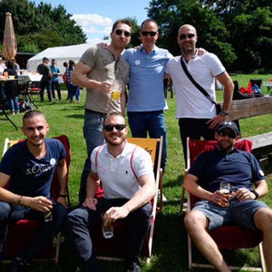 Picknick im Grünen: (v. o. l.) Philipp Krähenbühl, Michael Puls, Dejan Atanasov, Tom Kompes (Littlebit), Max Muth (Logitech) und Adem Gürbüz (Littlebit) Picknick im Grünen: (v. o. l.) Philipp Krähenbühl, Michael Puls, Dejan Atanasov, Tom Kompes (Littlebit), Max Muth (Logitech) und Adem Gürbüz (Littlebit)