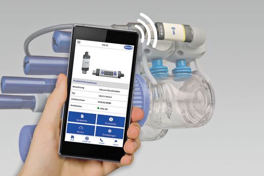 Über eine eigene Service-App von Schmalz lassen sich Smart Field Devices schnell und einfach via Mobilgerät parametrieren. Über eine eigene Service-App von Schmalz lassen sich Smart Field Devices schnell und einfach via Mobilgerät parametrieren.
