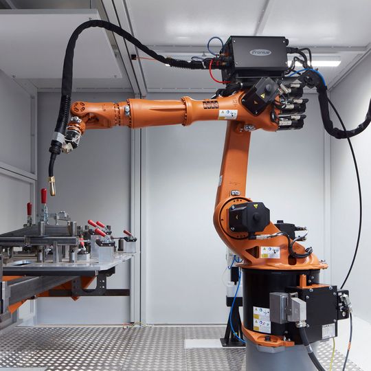 Herzstück der auf der Messe gezeigten Schweißzelle ist das Ready-2-Spot-Speed-Paket von Kuka. Das vorkonfigurierte und getestete Bundle ist nach wenigen Handgriffen betriebsbereit. Herzstück der auf der Messe gezeigten Schweißzelle ist das Ready-2-Spot-Speed-Paket von Kuka. Das vorkonfigurierte und getestete Bundle ist nach wenigen Handgriffen betriebsbereit.