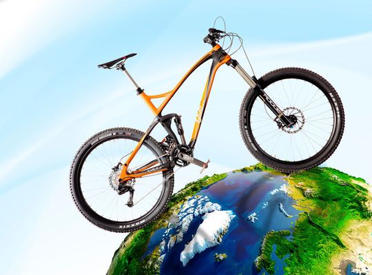 Auf der Eurobike 2017 wird das Igus Bike – ein speziell angefertigtes Carbon-Fahrrad mit 25 Iglidur-Gleitlagern – vorgestellt. Auf der Eurobike 2017 wird das Igus Bike – ein speziell angefertigtes Carbon-Fahrrad mit 25 Iglidur-Gleitlagern – vorgestellt.