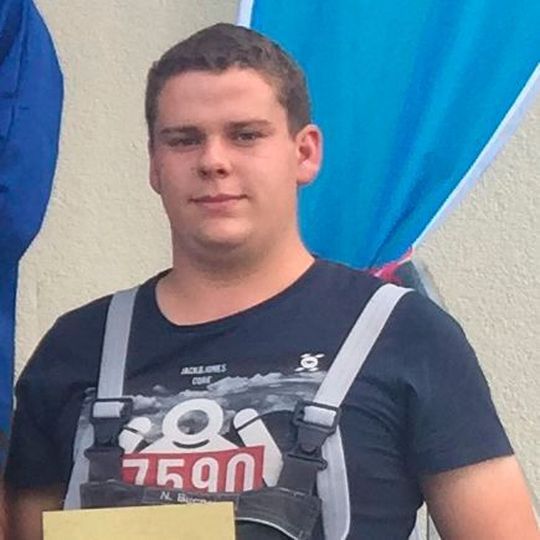 Niels Buggel gewann beim praktischen Leistungswettbewerb des Kfz-Gewerbes Sachsen.