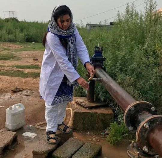 Probenahme an einer Grundwasserpumpstation im Distrikt Gujrat, Provinz Punjab Probenahme an einer Grundwasserpumpstation im Distrikt Gujrat, Provinz Punjab