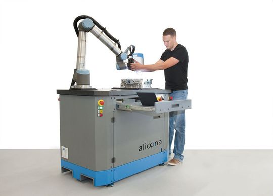 Der Compact-Cobot von Alicona ist Cobot-System mit hochauflösenden optischen 3D-Messsensoren. Der Compact-Cobot von Alicona ist Cobot-System mit hochauflösenden optischen 3D-Messsensoren.