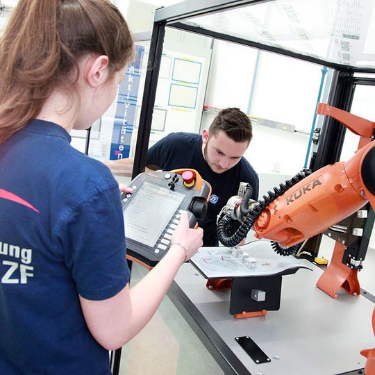 An speziellen Lerninseln lernen die Auszubildenden am ZF-Standort Friedrichshafen den Umgang mit Industrierobotern. An speziellen Lerninseln lernen die Auszubildenden am ZF-Standort Friedrichshafen den Umgang mit Industrierobotern.