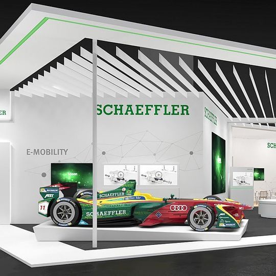 Der Schaeffler-IAA-Stand zeigt Elektromobilität auch in Form eines Rennwagens. Der Schaeffler-IAA-Stand zeigt Elektromobilität auch in Form eines Rennwagens.