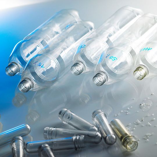 Krones und Erema haben eine Zusammenarbeit im Bereich PET-Kunststoff-Recycling beschlossen. Krones und Erema haben eine Zusammenarbeit im Bereich PET-Kunststoff-Recycling beschlossen.