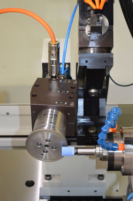 Meyrat-Spindeln lassen sich durch ihre Luftkühlung und den einfache Anschluss einfach in eine Schleifmaschine integrieren.