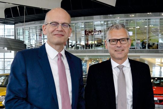 Hierzulande steuern allen voran Vertriebsleiter Ulrich Selzer (li.) und Servicechef Jan Bures das operative Geschäft der Marke Volkswagen. In Richtung Handels- und Servicepartner formulieren die beiden klare Botschaften.