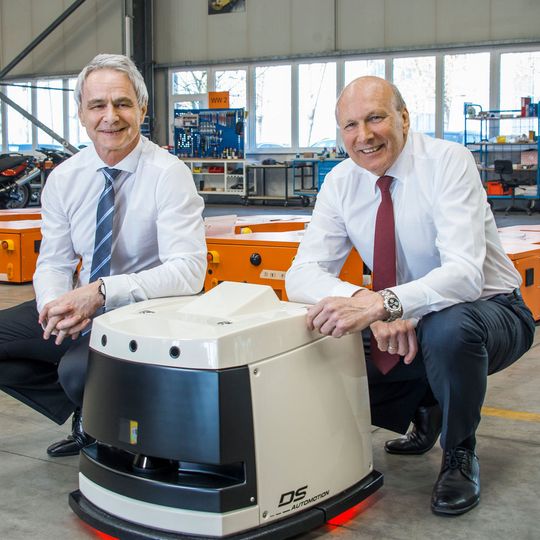 Manfred Hummenberger (l.) und Arthur Kornmüller, Geschäftsführer bei DS Automotion, sind stolz auf ihre FTS „Sally“. Manfred Hummenberger (l.) und Arthur Kornmüller, Geschäftsführer bei DS Automotion, sind stolz auf ihre FTS „Sally“.