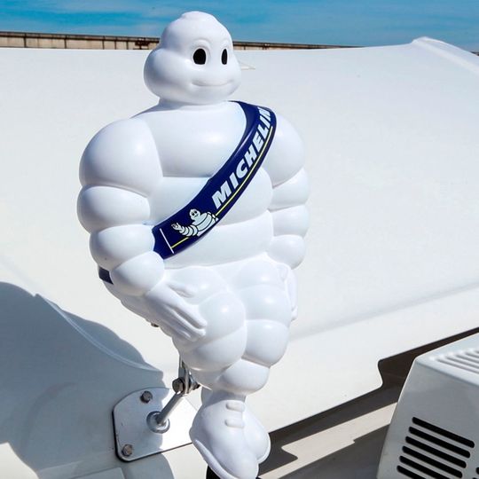 Der weltweit bekannte Michelin-Mann kehrt als Neuauflage auf die Lkw-Dächer zurück. Der weltweit bekannte Michelin-Mann kehrt als Neuauflage auf die Lkw-Dächer zurück.