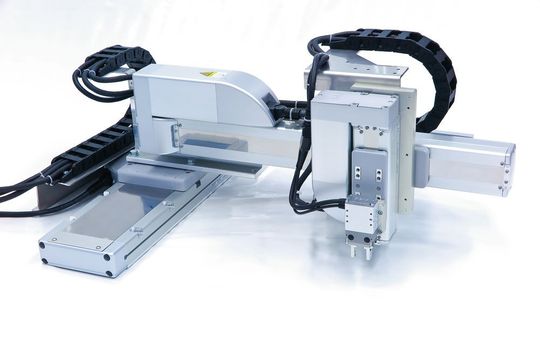 Der neue kartesische Roboter aus dem Hause IAI ist als vierachsiges System komplett mit elektrischem Greifer ausgelegt. Der neue kartesische Roboter aus dem Hause IAI ist als vierachsiges System komplett mit elektrischem Greifer ausgelegt.
