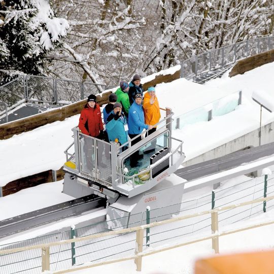 Eine Zahnradbahn bringt die Skispringer in Bischofshofen zur Startposition auf den Berg. Eine Zahnradbahn bringt die Skispringer in Bischofshofen zur Startposition auf den Berg.