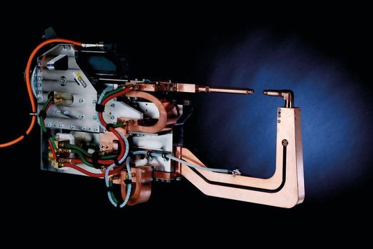 NIMAK-Roboter-Schweißzange powerGUN mit KIP- und magneticDRIVE-Technologie NIMAK-Roboter-Schweißzange powerGUN mit KIP- und magneticDRIVE-Technologie