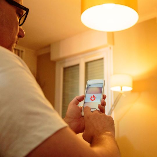 Gehackte smarte Lampen sind nur der erste Schritt. Andere smarte Haushaltsgeräte funken mit dem gleichen anfälligen Standard „Zigbee“. Gehackte smarte Lampen sind nur der erste Schritt. Andere smarte Haushaltsgeräte funken mit dem gleichen anfälligen Standard „Zigbee“.