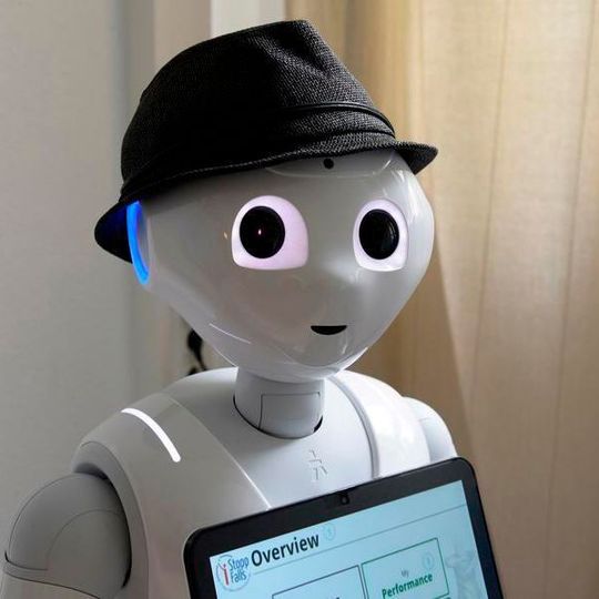 Roboter Pepper hat Sensoren am Kopf und an den Fingern. Er kann hören, sehen, sprechen und sogar Stimmlagen und Emotionen erkennen. Roboter Pepper hat Sensoren am Kopf und an den Fingern. Er kann hören, sehen, sprechen und sogar Stimmlagen und Emotionen erkennen.
