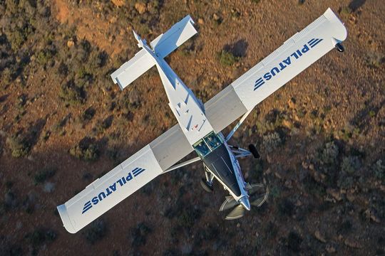 Er hat den Namen Pilatus weltweit berühmt gemacht – der Pilatus Porter PC-6. Nun neigt sich seine Zeit dem Ende zu. Bis Mitte 2018 können noch limitiert Flugzeuge bestellt werden. Die Firma beabsichtigt zudem, bestehenden Kunden noch 20 Jahre Support zu bieten. Er hat den Namen Pilatus weltweit berühmt gemacht – der Pilatus Porter PC-6. Nun neigt sich seine Zeit dem Ende zu. Bis Mitte 2018 können noch limitiert Flugzeuge bestellt werden. Die Firma beabsichtigt zudem, bestehenden Kunden noch 20 Jahre Support zu bieten.