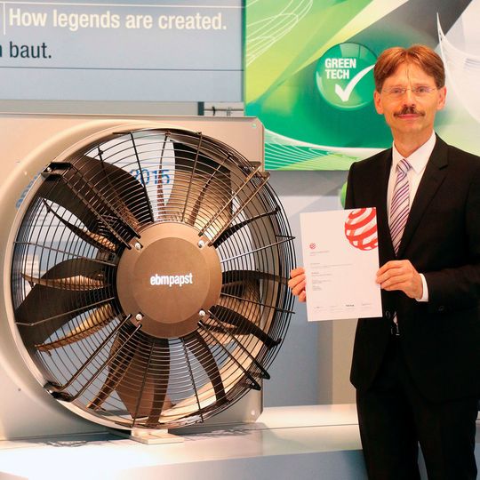 Thomas Sauer, Abteilungsleiter Entwicklung Bereich B und Elektronik bei EBM Papst nahm die Design-Auszeichnung stellvertretend entgegen. Thomas Sauer, Abteilungsleiter Entwicklung Bereich B und Elektronik bei EBM Papst nahm die Design-Auszeichnung stellvertretend entgegen.