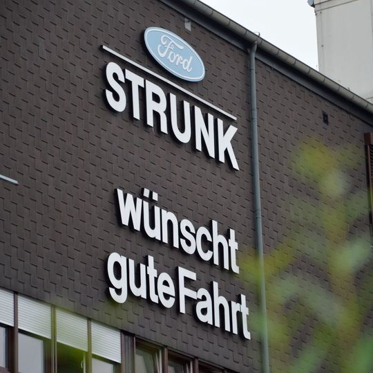 Auto-Strunk gelingt es, ein breites Leistungsspektrum online gut zu präsentieren und die Kunden ins Autohaus zu locken. Auto-Strunk gelingt es, ein breites Leistungsspektrum online gut zu präsentieren und die Kunden ins Autohaus zu locken.