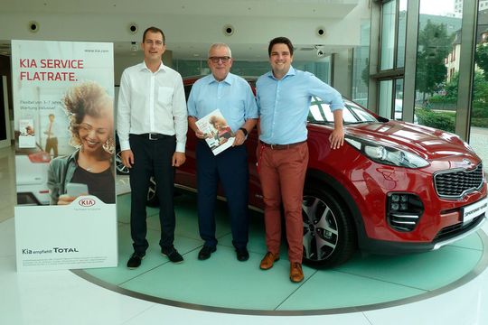 Freuen sich über die Kooperation (v.li.): Christian Kranl, Senior Manager Parts, Accessories & Service Marketing, Kia Motors Deutschland, Bernhard Becklönne, Direktor Vertrieb, CG Car-Garantie Versicherungs-AG, Frederick Wilde, Manager Parts & Service Marketing Communication, Kia Motors Deutschland. Freuen sich über die Kooperation (v.li.): Christian Kranl, Senior Manager Parts, Accessories & Service Marketing, Kia Motors Deutschland, Bernhard Becklönne, Direktor Vertrieb, CG Car-Garantie Versicherungs-AG, Frederick Wilde, Manager Parts & Service Marketing Communication, Kia Motors Deutschland.