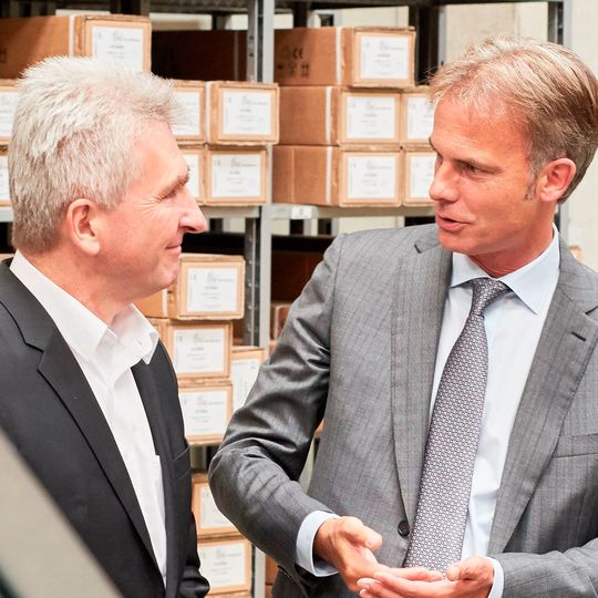 ifm-Vorstandsvorsitzender Marhofer diskutiert mit Wirtschaftsminister Pinkwart über Digitalisierung und Internationalisierung. ifm-Vorstandsvorsitzender Marhofer diskutiert mit Wirtschaftsminister Pinkwart über Digitalisierung und Internationalisierung.