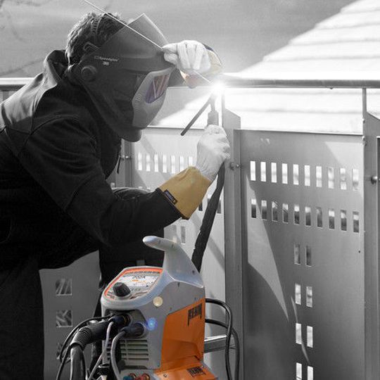 Die Invertertechniken wie Hyper Spot oder Hyper Puls unterstützen Anwender des Tigers beim Heften und Schweißen. Die Invertertechniken wie Hyper Spot oder Hyper Puls unterstützen Anwender des Tigers beim Heften und Schweißen.