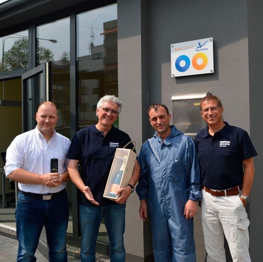Thomas Fiedler, Geschäftsführer der Karosseriebau Fiedler GmbH ist der 100. Scanning-Kunde von AkzoNobel und von den Vorteilen des Systems überzeugt. Thomas Fiedler, Geschäftsführer der Karosseriebau Fiedler GmbH ist der 100. Scanning-Kunde von AkzoNobel und von den Vorteilen des Systems überzeugt.