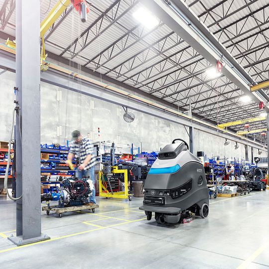 Die Scheuersaugmaschine Liberty A50 von Nilfisk ist autonom unterwegs. Die Scheuersaugmaschine Liberty A50 von Nilfisk ist autonom unterwegs.