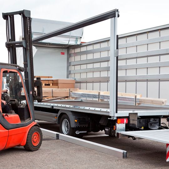 Die Titgemeyer Curtainsider-Systeme "GETO Sider" und "GETO Sider Alu" können flexibel auf die Anforderungen von Fahrzeugbauern und Fahrzeughaltern angepasst werden. Die Titgemeyer Curtainsider-Systeme "GETO Sider" und "GETO Sider Alu" können flexibel auf die Anforderungen von Fahrzeugbauern und Fahrzeughaltern angepasst werden.