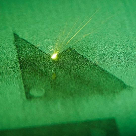 Der Laserstrahl schweißt mikrometerweise eine neue Schicht eines Bauteils. Der Laserstrahl schweißt mikrometerweise eine neue Schicht eines Bauteils.