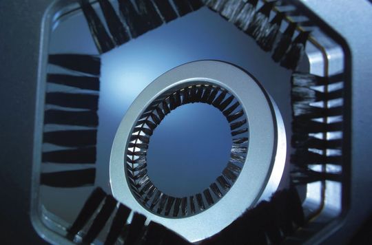 Die Antistatik-Büsten mit Carbonfaser-Besatz von Kullen-Koti werden häufig für die sanfte Entladung sensibler Oberflächen verwendet. Der hohe Kohlenstoffanteil der Fasern verleiht diesen Bürsten eine sehr hohe Leitfähigkeit.